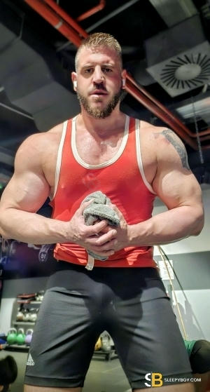 Gay Escort David C 36yr - gangbang