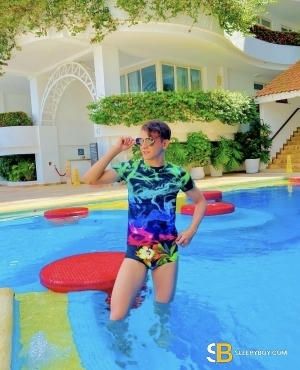 Gay Escort Derick 20yr - licking