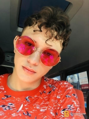 Gay Escort Miguel 20yr - licking