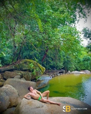 Gay Escort Derick 20yr - licking