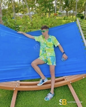 Gay Escort Derick 20yr - licking