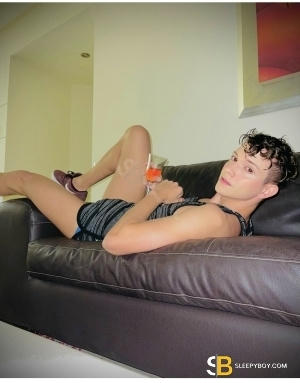 Gay Escort Derick 20yr - licking