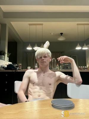 Gay Escort Kay 24yr - shaving