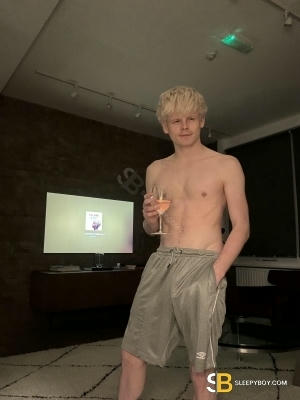Gay Escort Kay 24yr - shaving