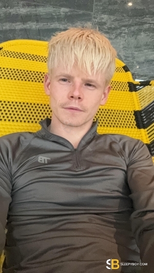 Gay Escort Kay 24yr - shaving