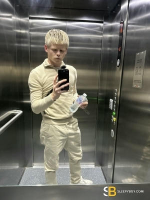 Gay Escort Kay 24yr - shaving