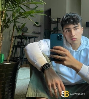 Gay Escort Felipe 23yr - licking