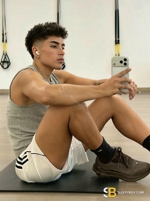 Gay Escort Felipe 24yr - licking