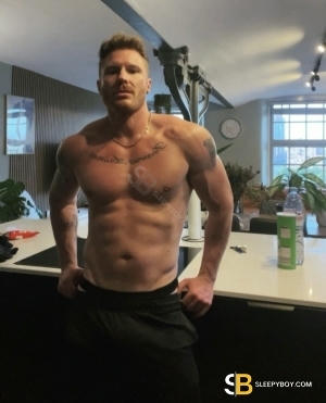 Gay Escort Tobias 33yr - gangbang