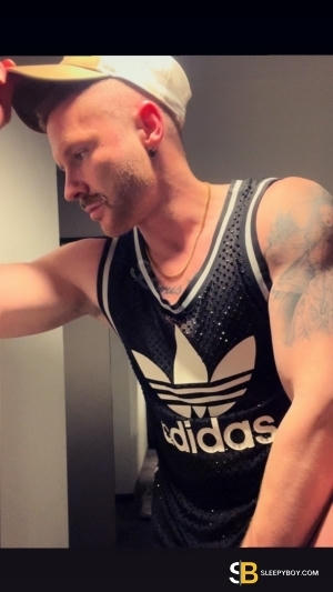 Gay Escort Tobias 33yr - gangbang