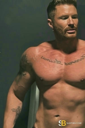 Gay Escort Tobias 33yr - trios