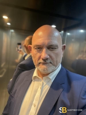 Gay Escort Drew 49yr - shaving