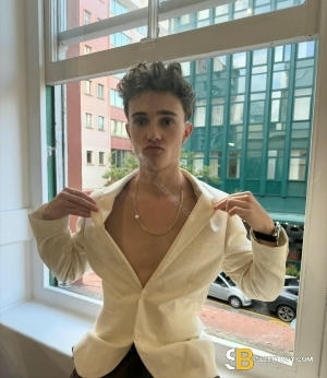 Gay Escort Born Simms 22yr - licking