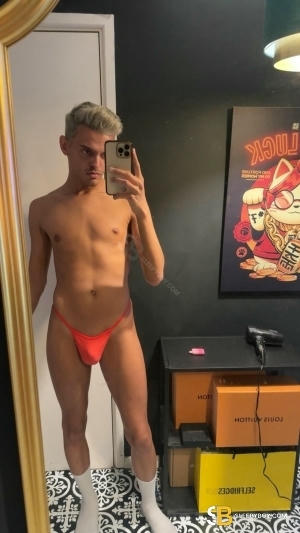 Gay Escort Jamie 27yr - licking