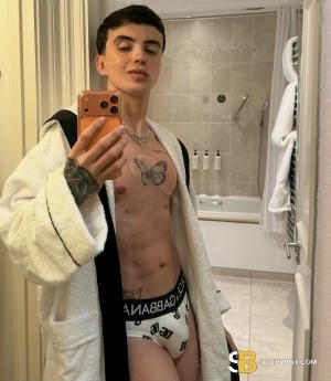 Gay Escort Matteo 22yr - licking