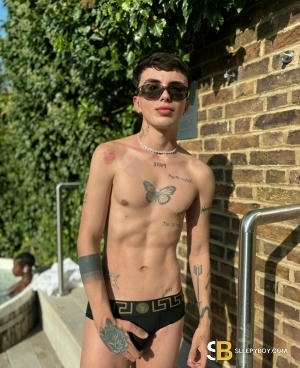 Gay Escort Matteo 23yr - role