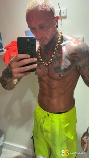 Gay Escort Brad 41yr - shaving