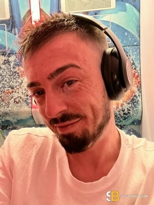 Gay Escort Jamie 31yr - licking