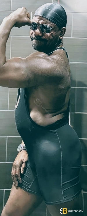 Gay Escort Brody 40yr - licking