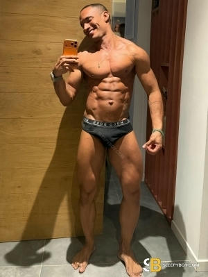 Bisexual Escort Gustavo 26yr - licking