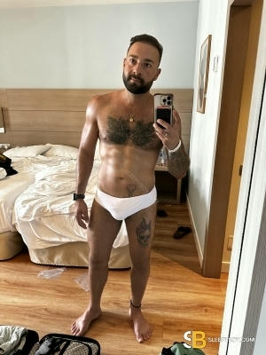 Gay Escort Tony 33yr - licking