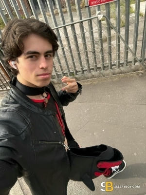 Gay Escort Leo 21yr - licking