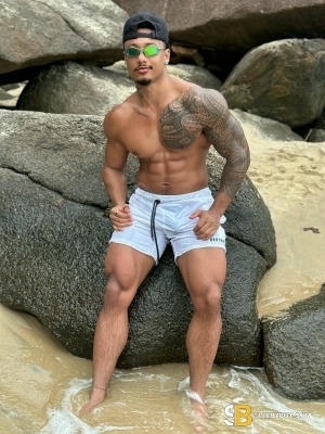 Bisexual Escort Bruno Black 32yr - licking