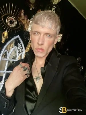 Gay Escort Jake Lust : Blonde Emo Twunk 27yr - blowjob