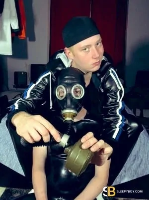 Gay Escort Ryan 22yr - gangbang