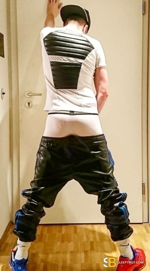 Gay Escort Pig Master Boy 26yr - massage