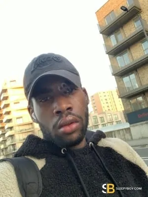 Gay Escort Antoine 25yr - shaving