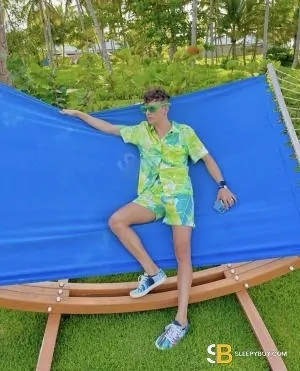 Gay Escort Derick 20yr - licking