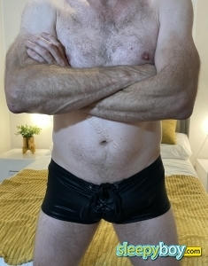 male escort London Simon Englishxl 8.5 And Thick!