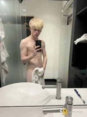 Gay Escort Kay 24yr - shaving