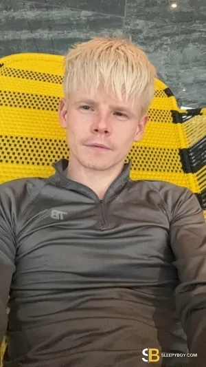 Gay Escort Kay 24yr - shaving