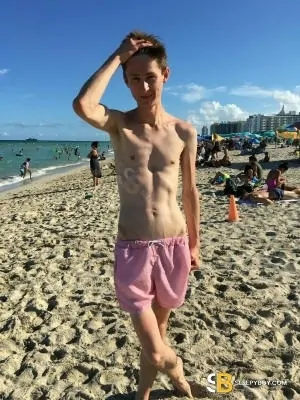 Gay Escort Sasha 24yr - shaving