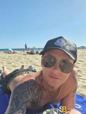 Gay Escort Lee 40yr - licking