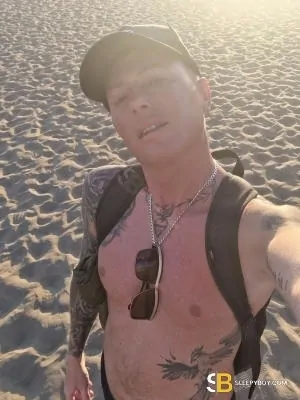 Gay Escort Lee 40yr - licking