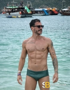 male escort Slough Yago Xl