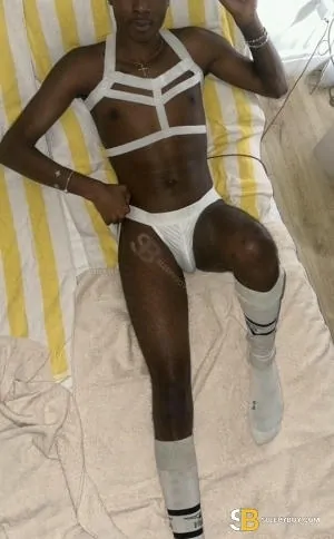 Gay Escort Angelo 22yr - shaving