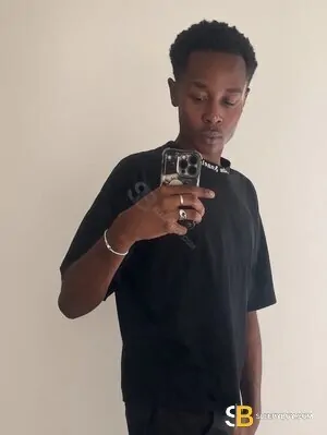 Gay Escort Angelo 22yr - shaving