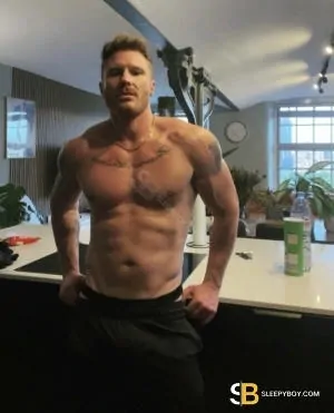 Gay Escort Tobias 33yr - gangbang