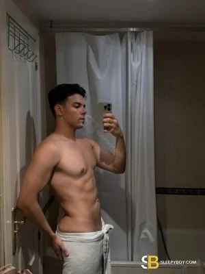 Gay Escort Lucas 20yr - spitting
