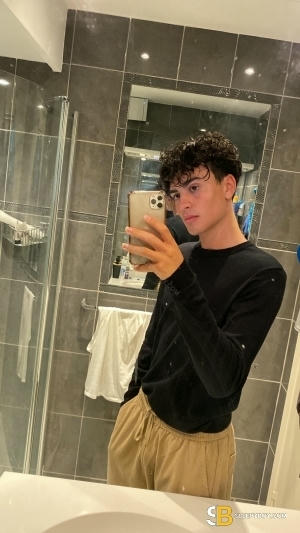 Gay Escort Matty 25yr - licking