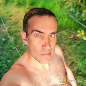 Gay Escort Joe 45yr - shaving