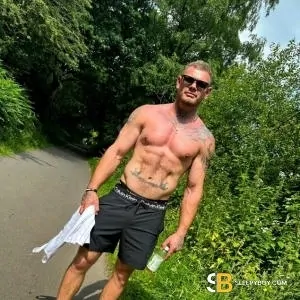 Bisexual Escort Jack 33yr - shaving