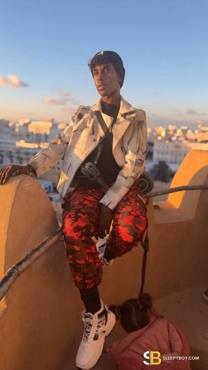 Bisexual Escort Hungbigbattygal 23yr - double penetration