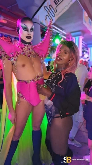 Bisexual Escort Hungbigbattygal 23yr - double penetration