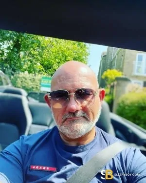 Gay Escort Drew 49yr - shaving