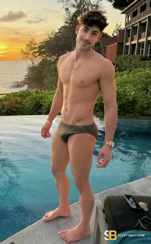 Gay Escort Nycollas 21yr - trios